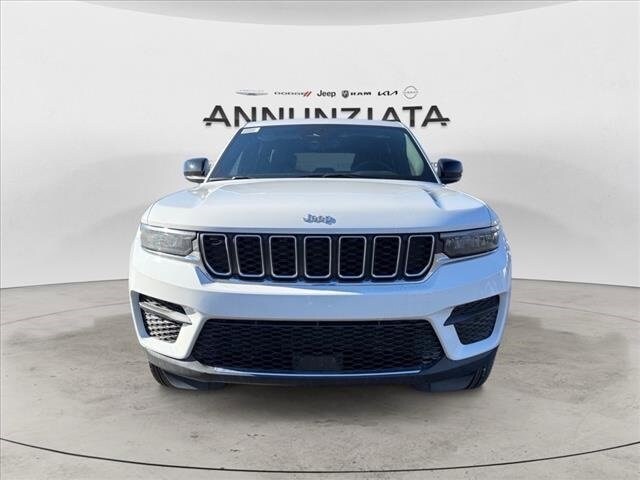 2025 Jeep Grand Cherokee Laredo photo 2