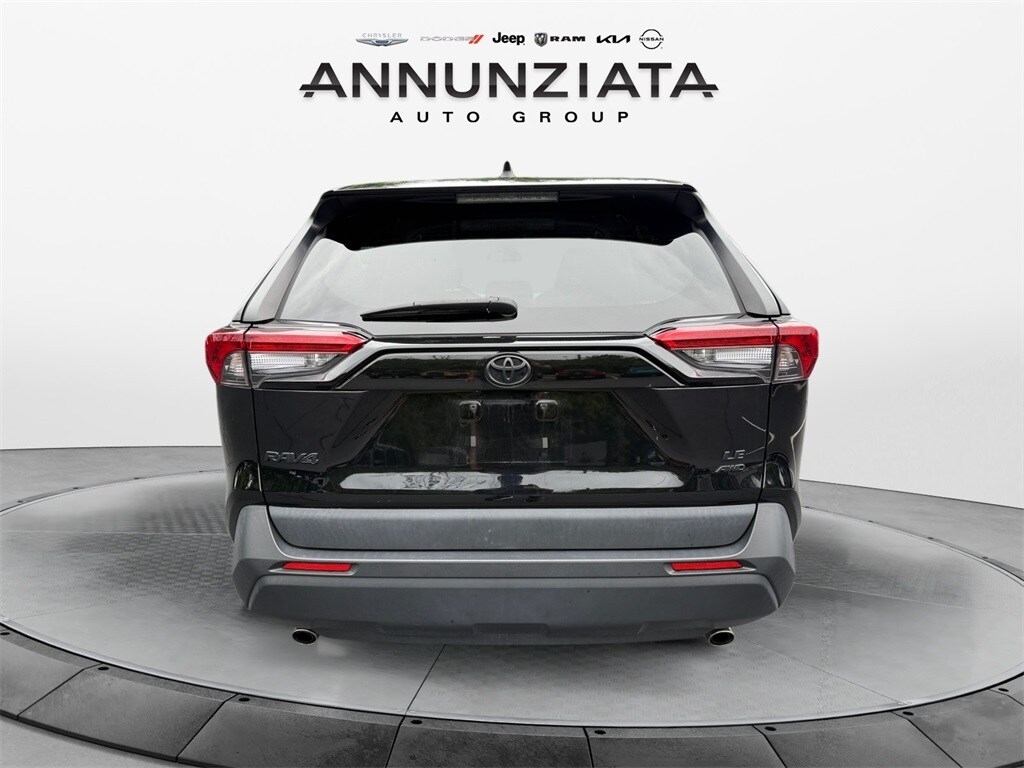 2022 Toyota RAV4 LE photo 3