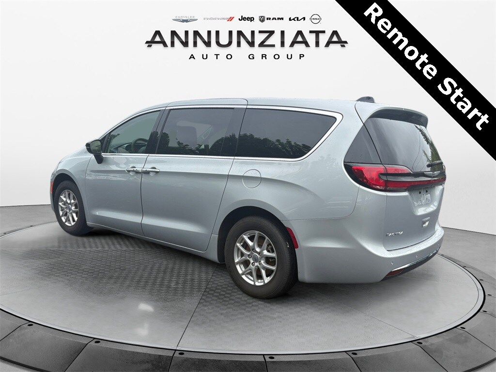 2024 Chrysler Pacifica Touring L photo 3
