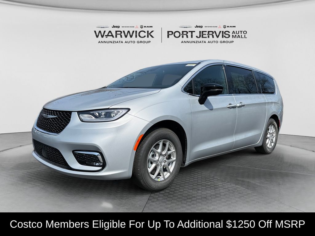 2026 Chrysler Pacifica Select's photo
