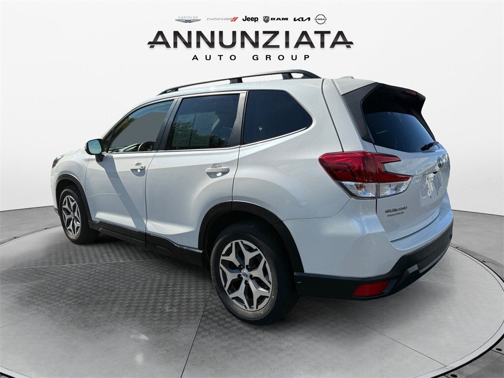 2022 Subaru Forester Premium photo 3