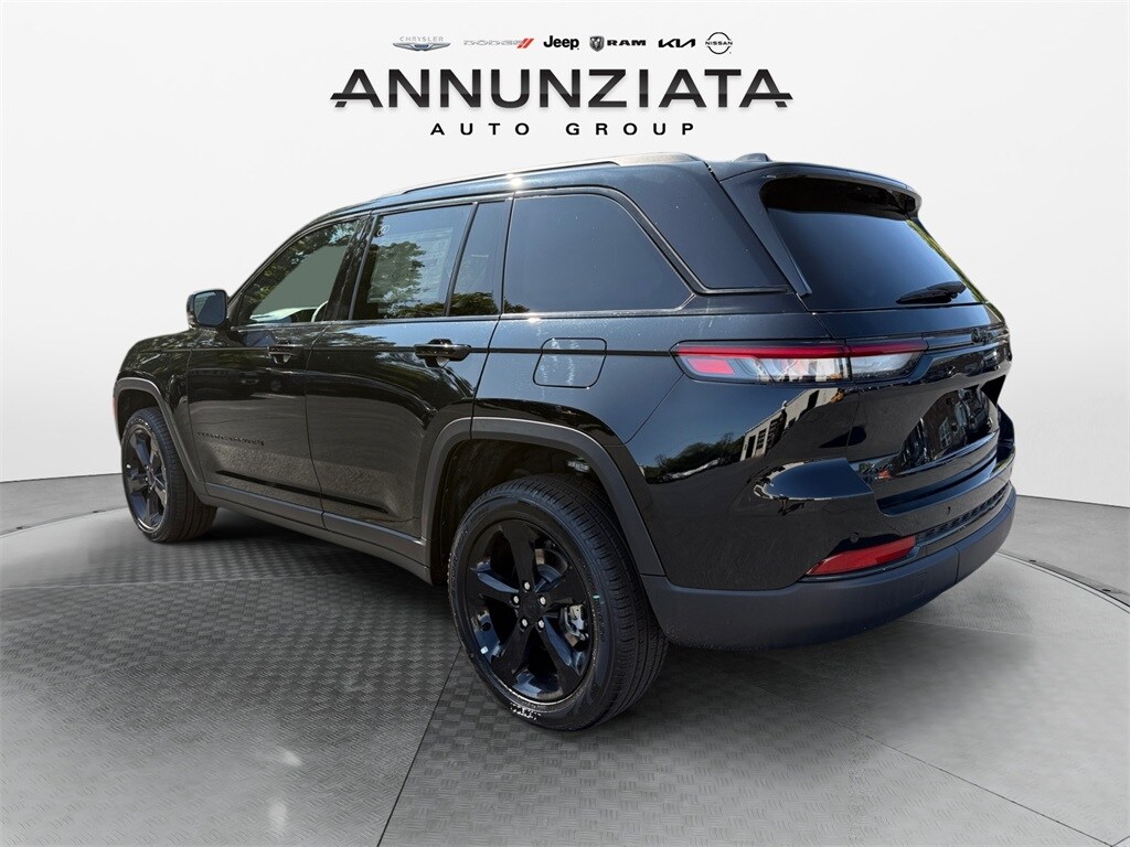 2025 Jeep Grand Cherokee Limited photo 3