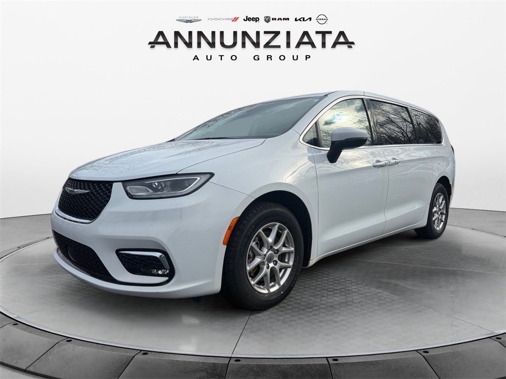 2023 Chrysler Pacifica Touring L's photo