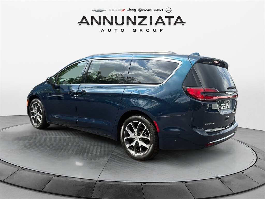 2022 Chrysler Pacifica Touring L photo 3