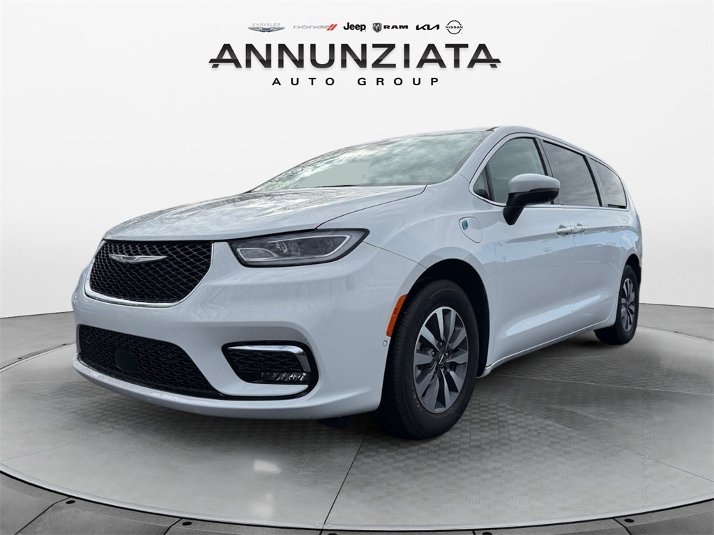 2023 Chrysler Pacifica Hybrid Touring L's photo