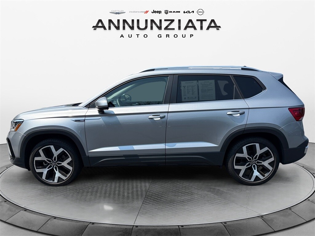 2022 Volkswagen Taos SEL photo 2