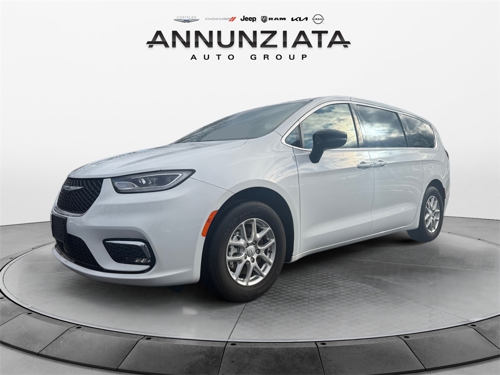 2025 Chrysler Pacifica Select's photo