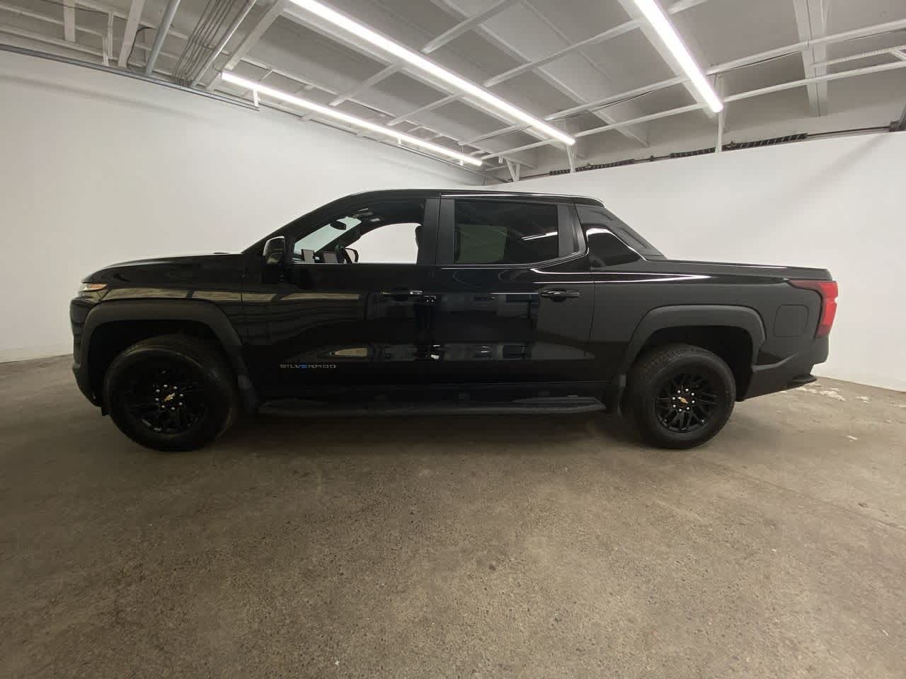 Thumbnail: 2024 Chevrolet Silverado EV - 3