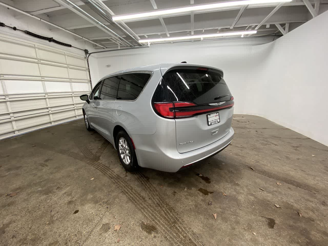 Thumbnail: 2024 Chrysler Pacifica - 4