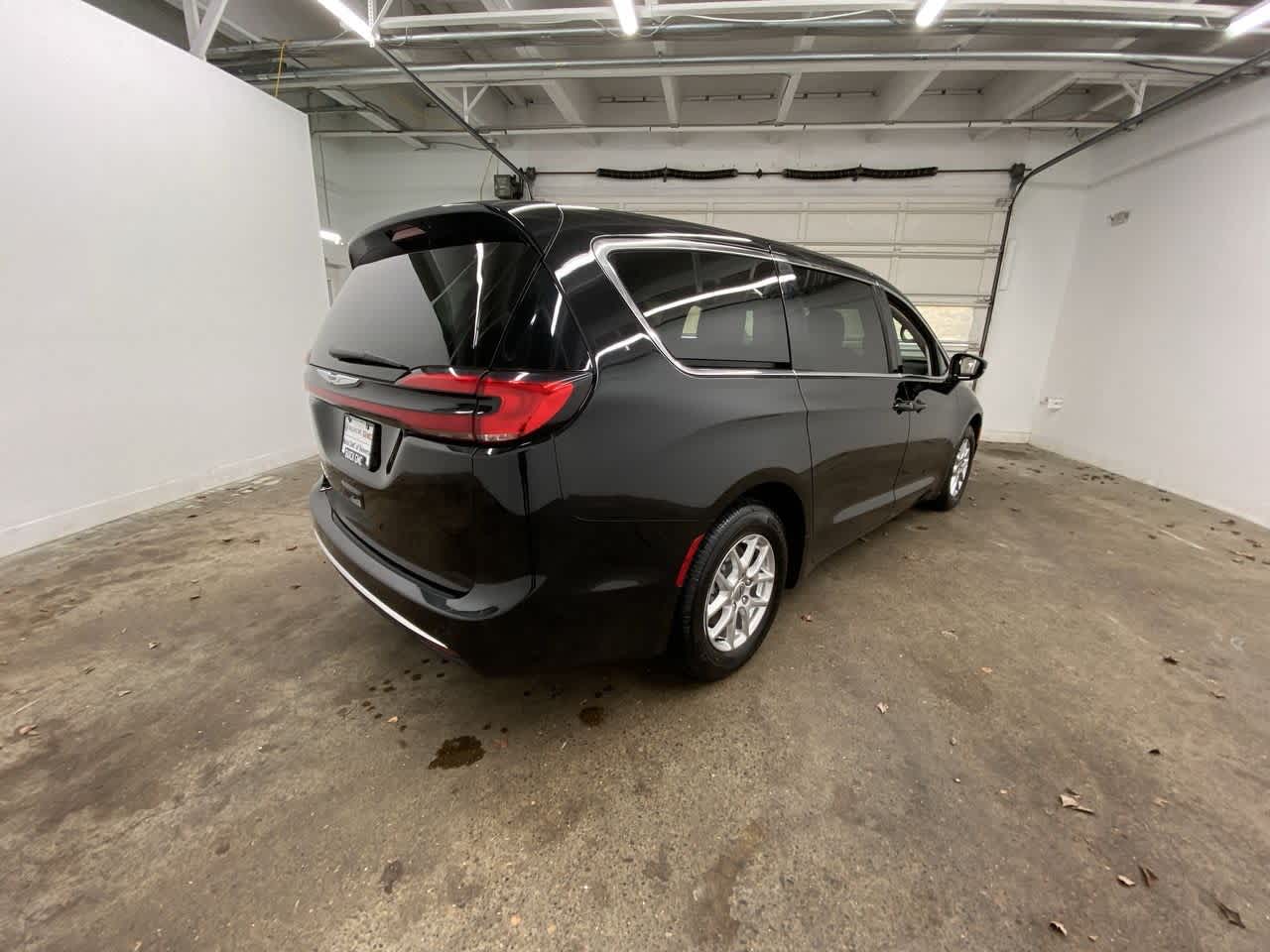 Thumbnail: 2024 Chrysler Pacifica - 6