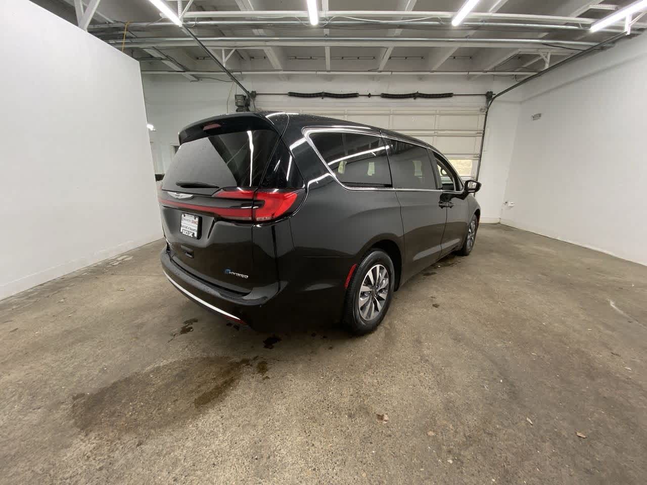 Thumbnail: 2024 Chrysler Pacifica - 6
