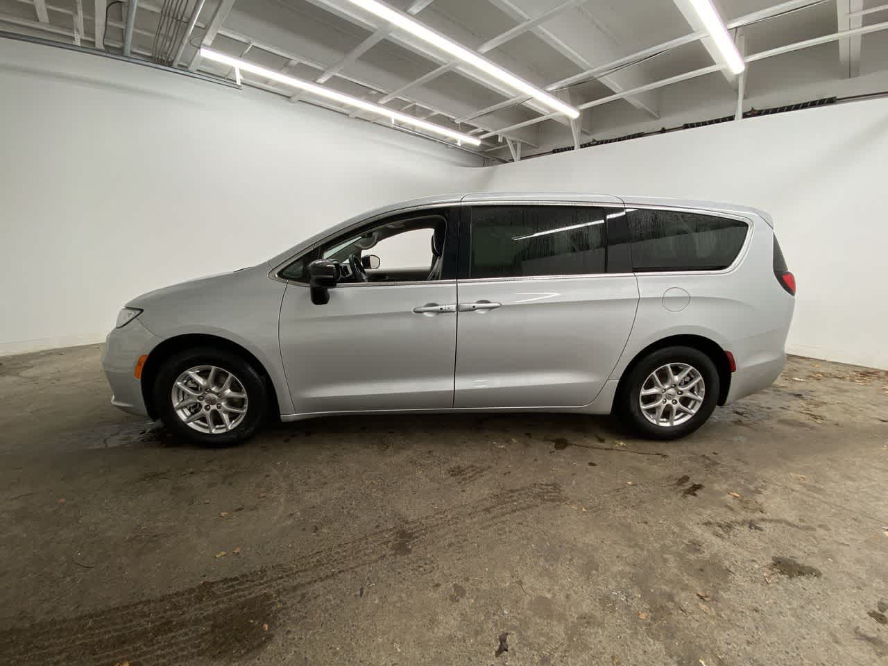 Thumbnail: 2024 Chrysler Pacifica - 3