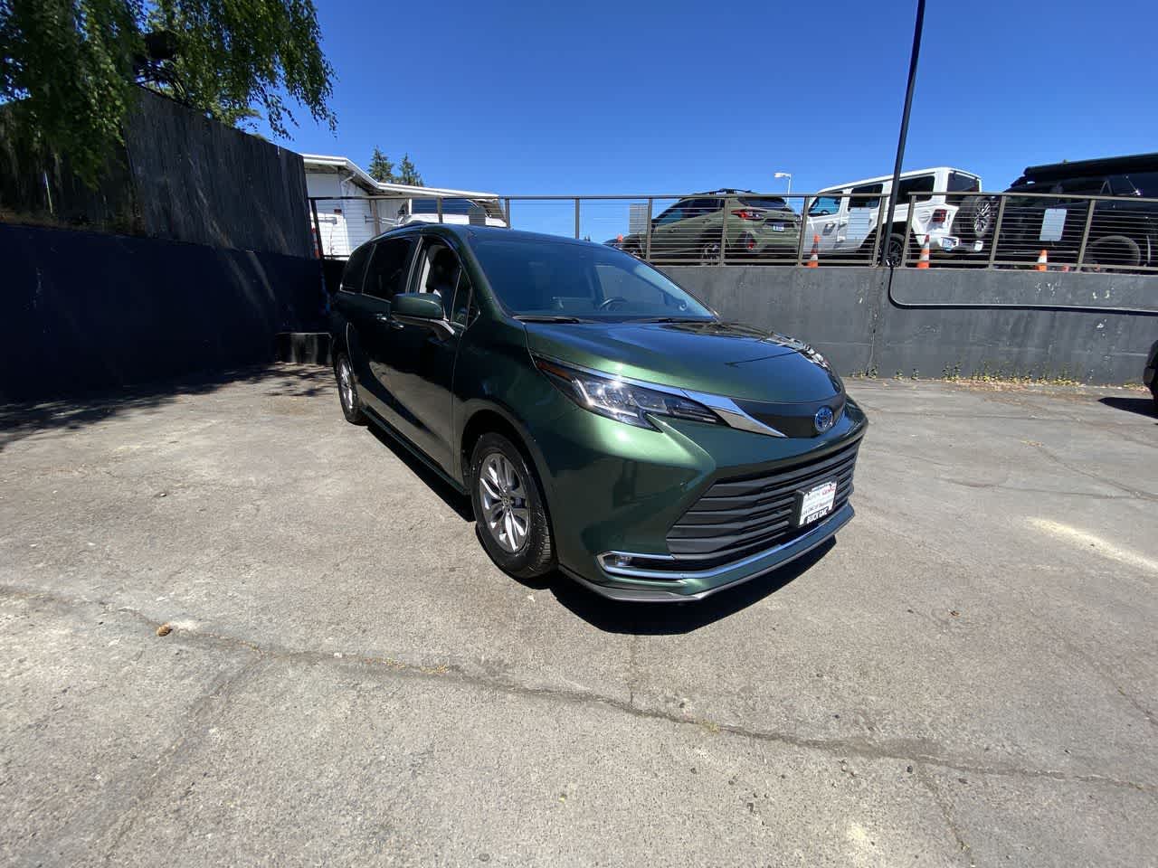 Thumbnail: 2022 Toyota Sienna - 8