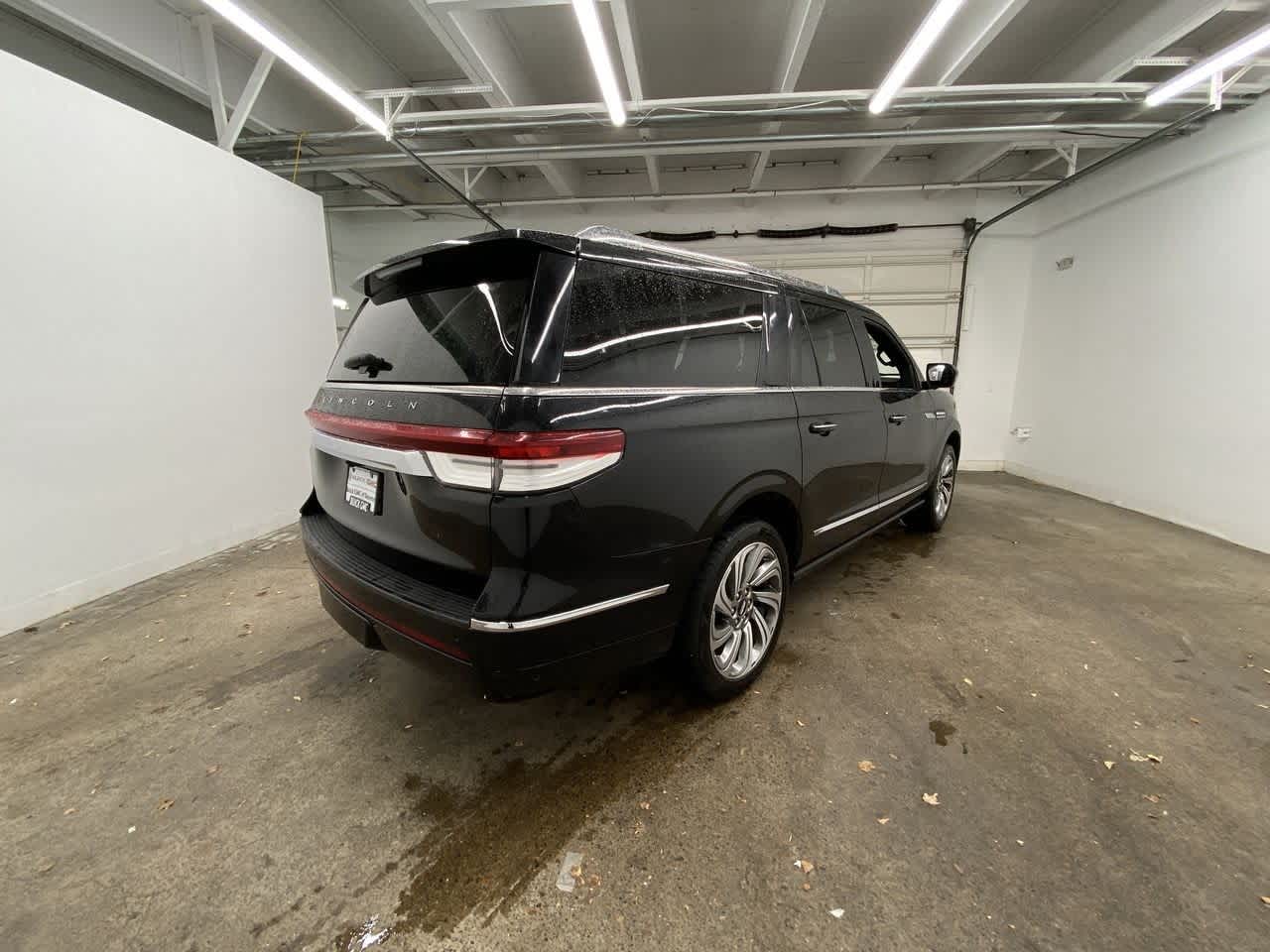 Thumbnail: 2023 Lincoln Navigator L - 6