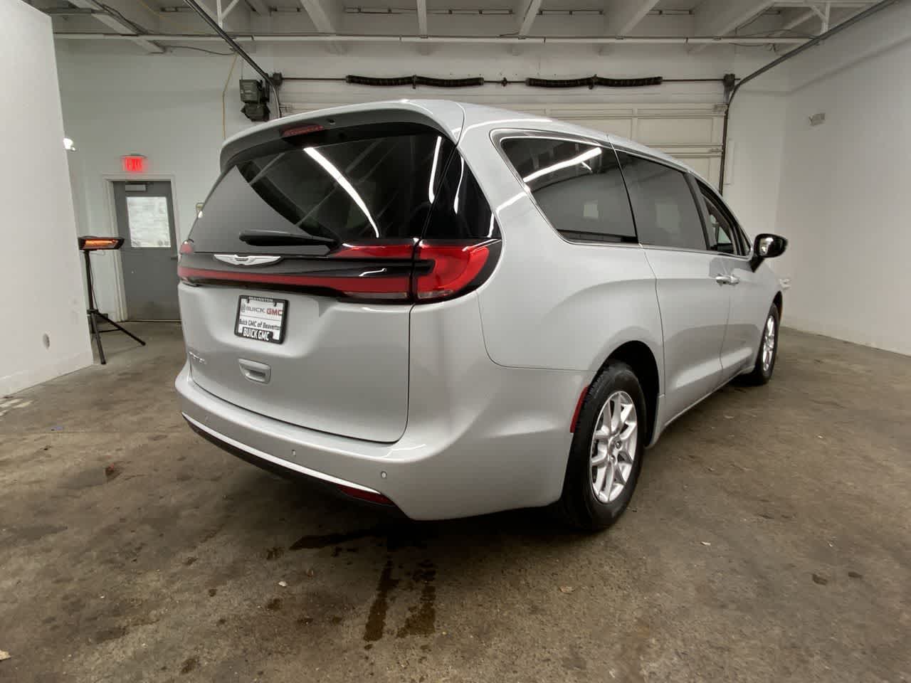 Thumbnail: 2024 Chrysler Pacifica - 6