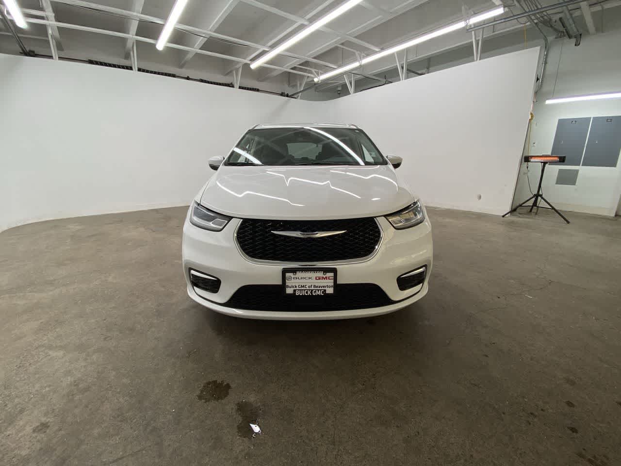 Thumbnail: 2023 Chrysler Pacifica - 9