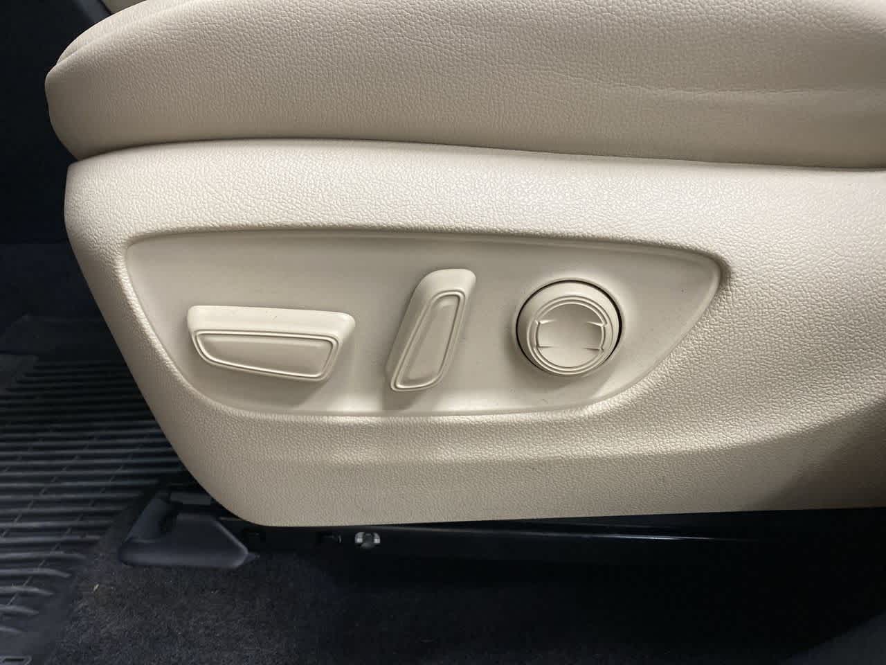 Thumbnail: 2023 Toyota Highlander - 15