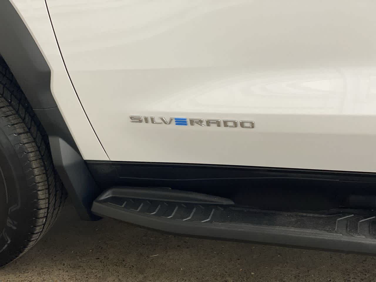 Thumbnail: 2024 Chevrolet Silverado EV - 10