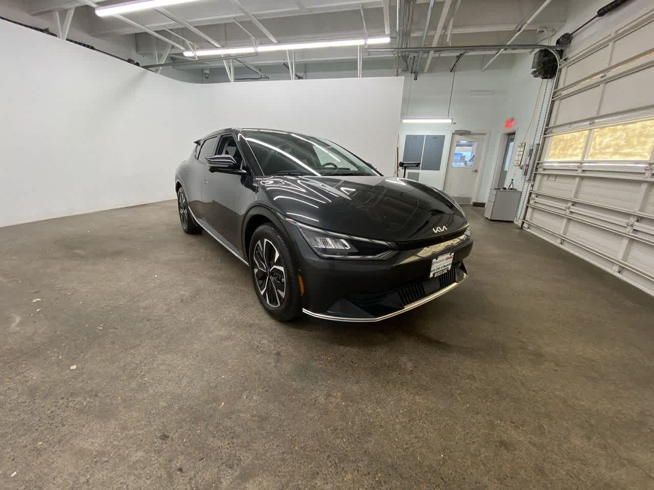 Thumbnail: 2022 Kia EV6 - 8