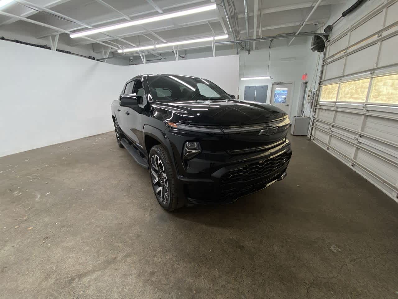 Thumbnail: 2024 Chevrolet Silverado EV - 8