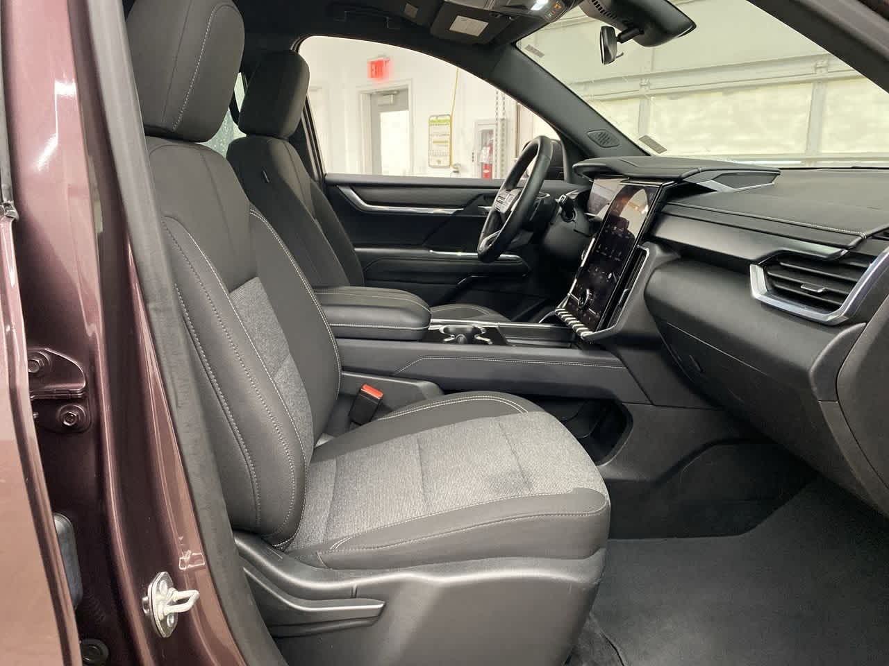 Thumbnail: 2025 GMC Acadia - 18