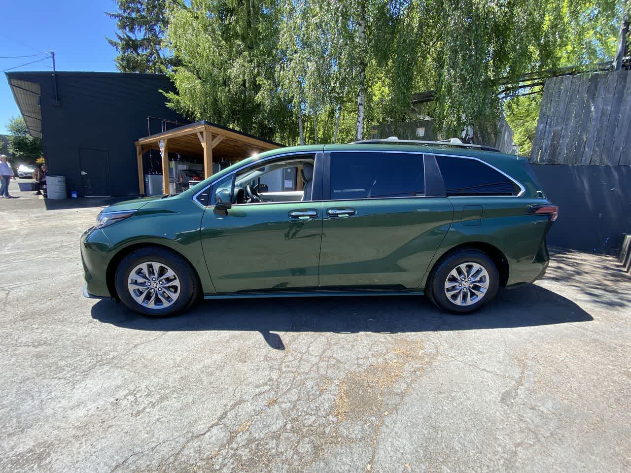 Thumbnail: 2022 Toyota Sienna - 3