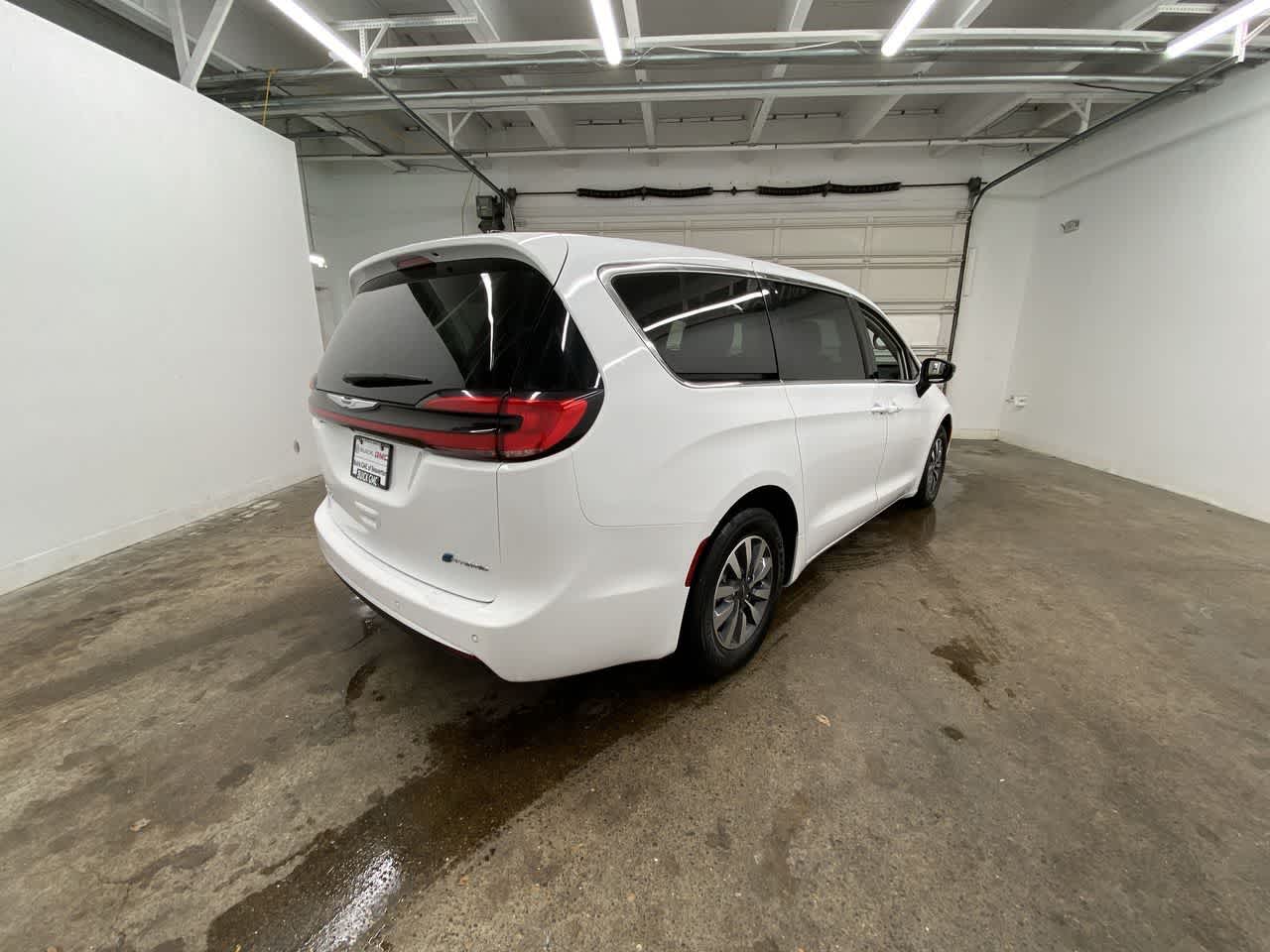 Thumbnail: 2024 Chrysler Pacifica - 6