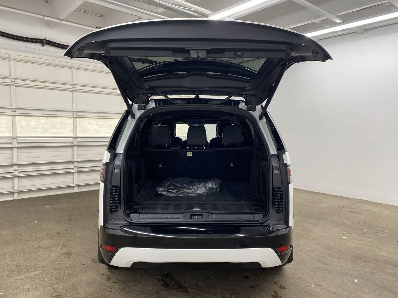 Thumbnail: 2022 Land Rover Discovery - 29