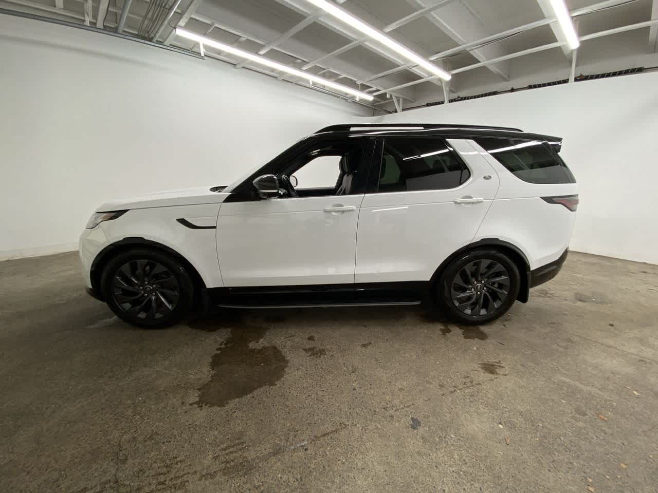 Thumbnail: 2022 Land Rover Discovery - 3