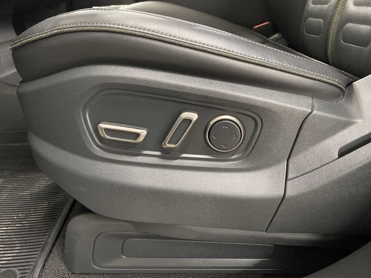 Thumbnail: 2023 Rivian R1S - 15