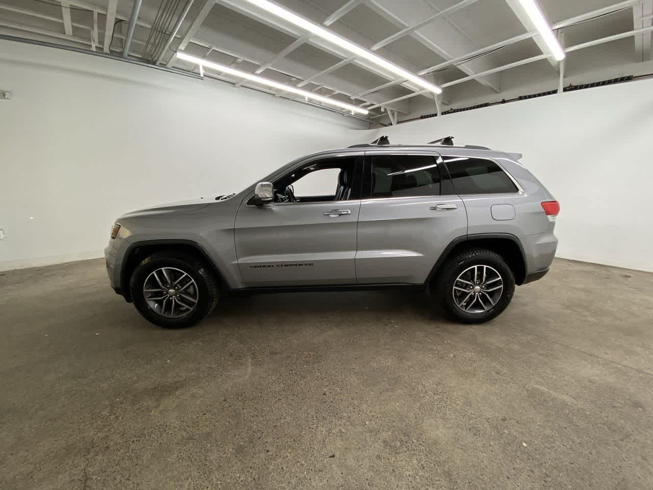 Thumbnail: 2017 Jeep Grand Cherokee - 3
