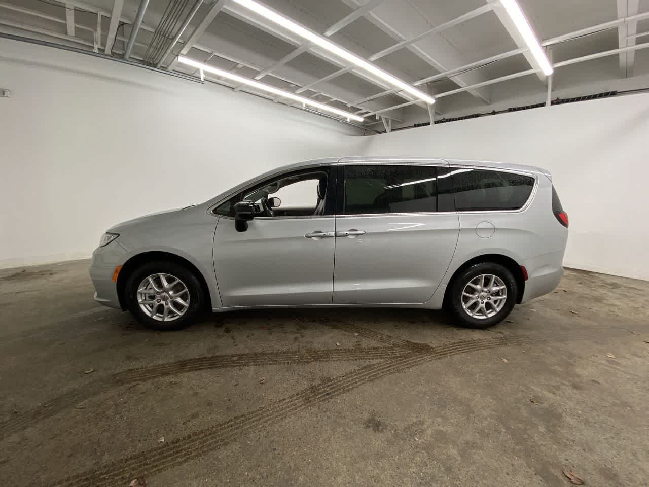 Thumbnail: 2024 Chrysler Pacifica - 3