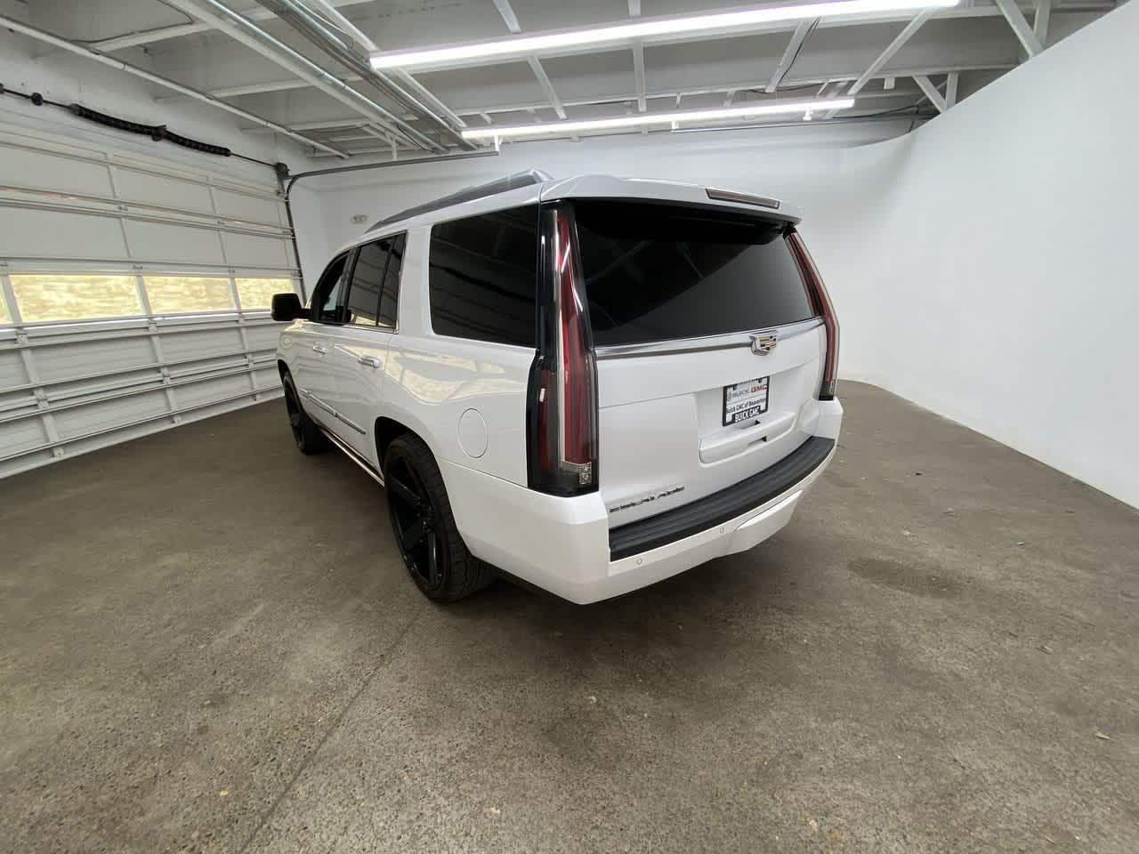 Thumbnail: 2016 Cadillac Escalade - 4
