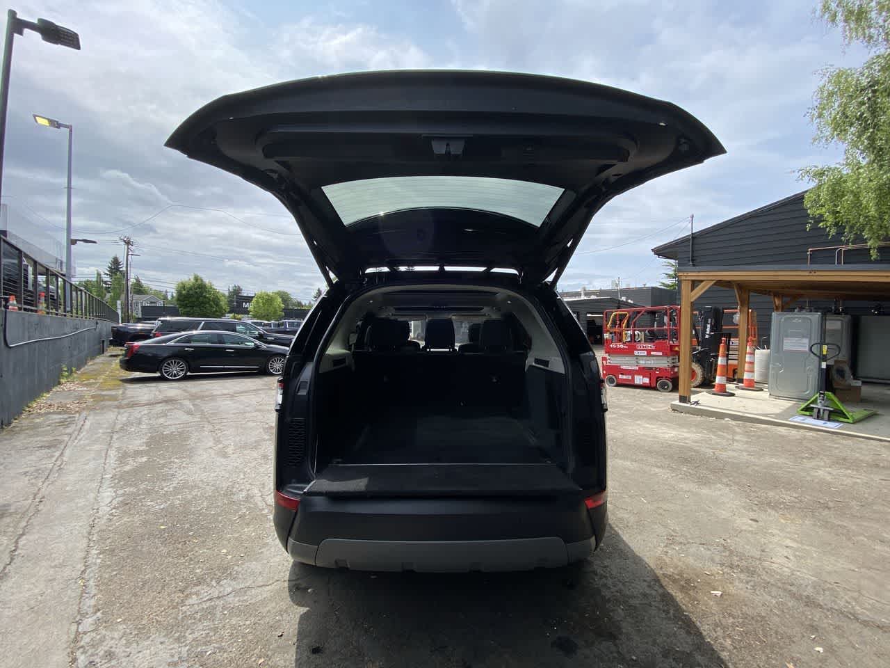 Thumbnail: 2019 Land Rover Discovery - 29