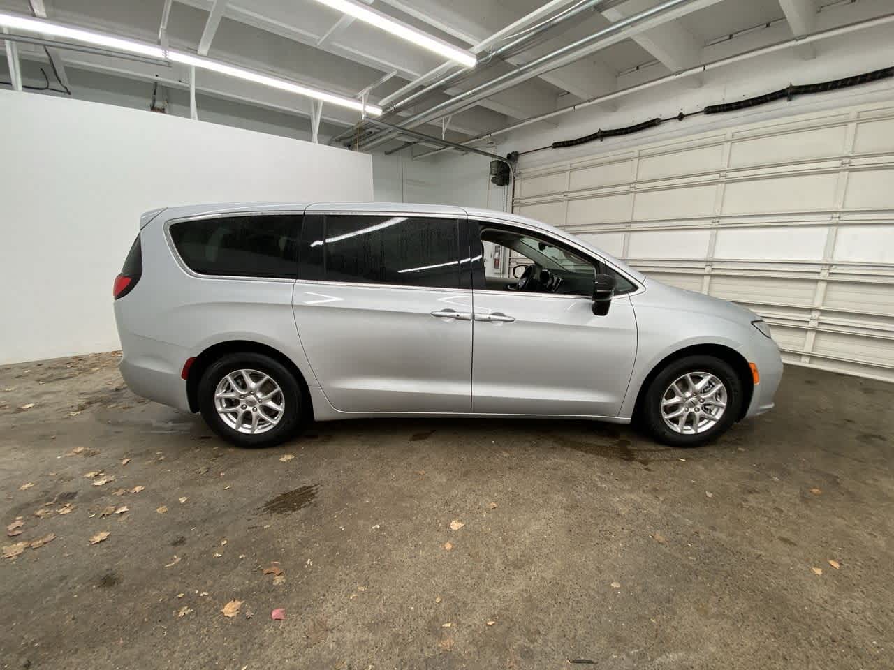 Thumbnail: 2024 Chrysler Pacifica - 7