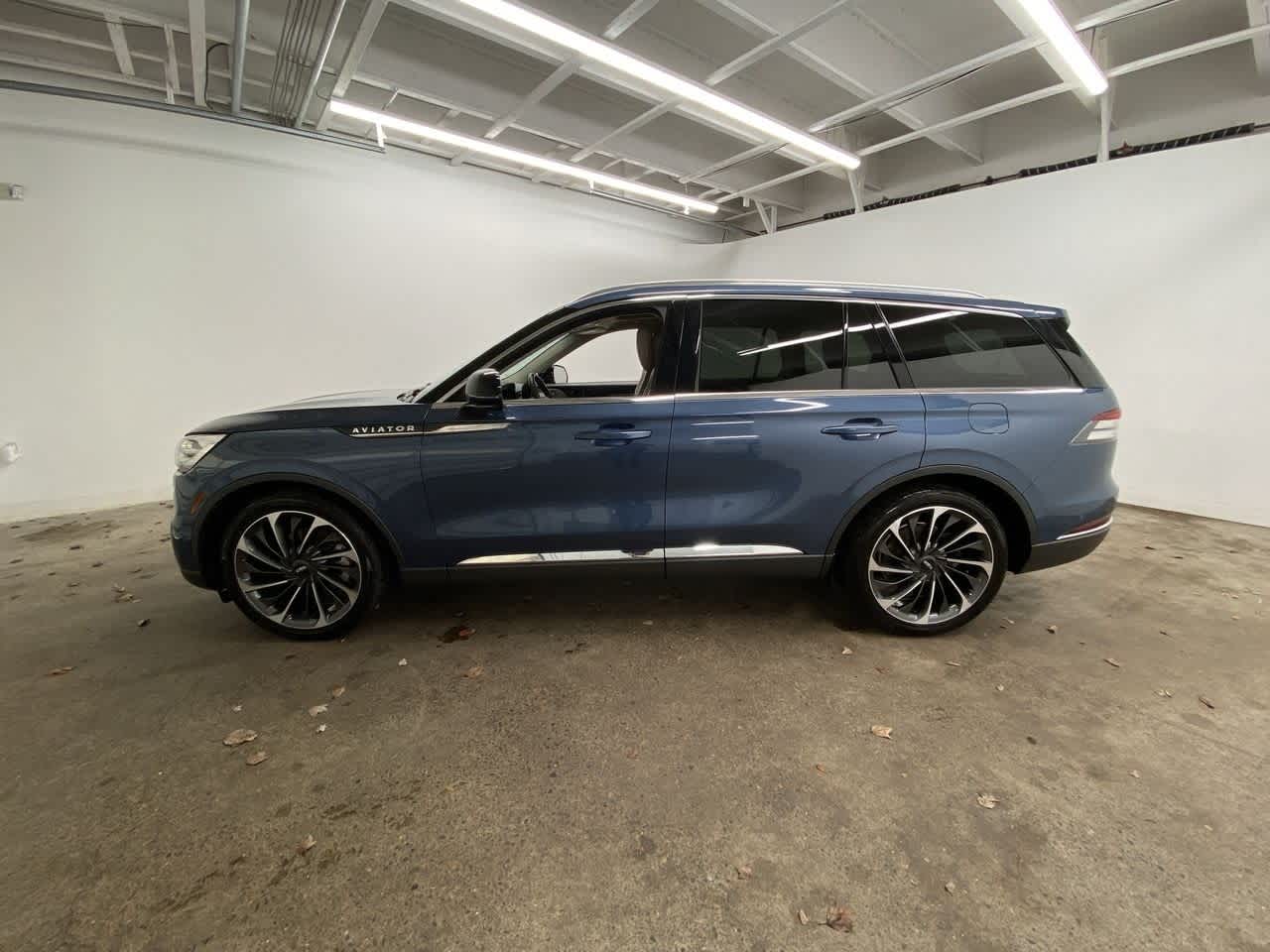 Thumbnail: 2020 Lincoln Aviator - 3