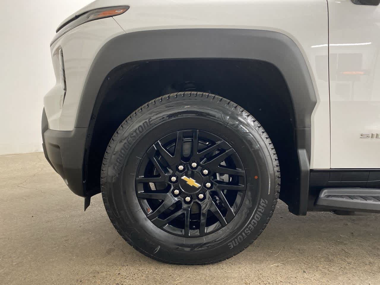 Thumbnail: 2024 Chevrolet Silverado EV - 11