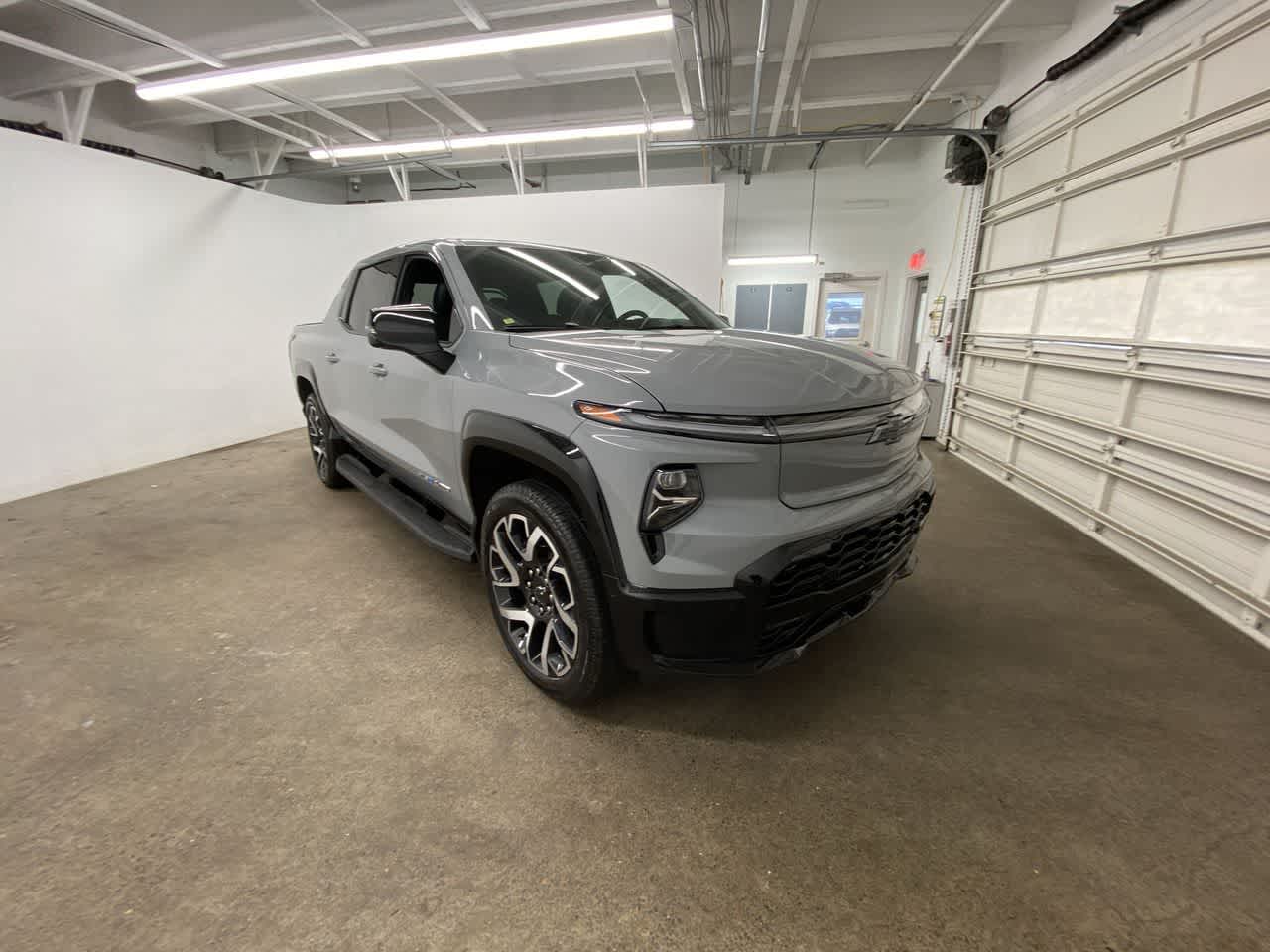 Thumbnail: 2025 Chevrolet Silverado EV - 8