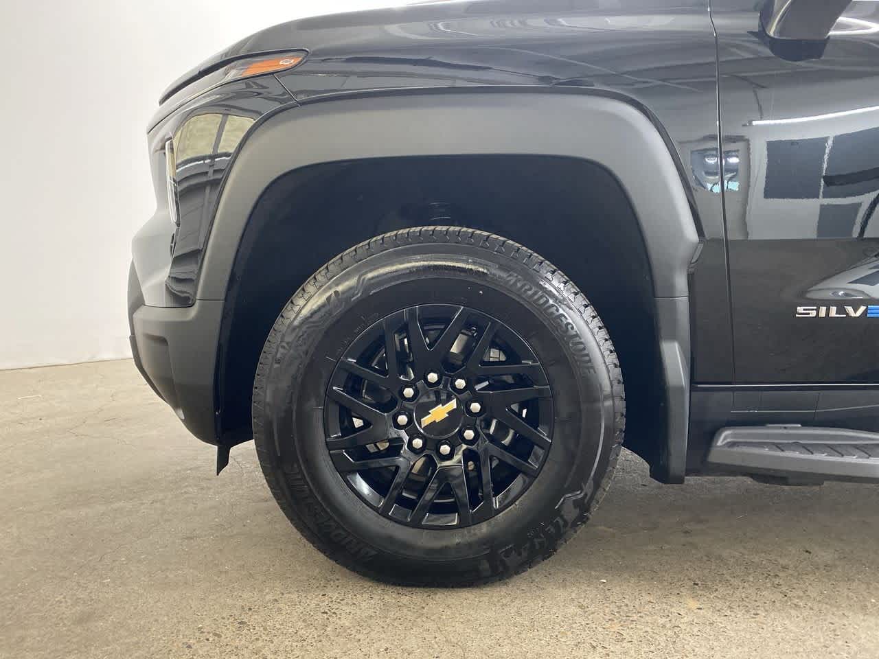 Thumbnail: 2024 Chevrolet Silverado EV - 11