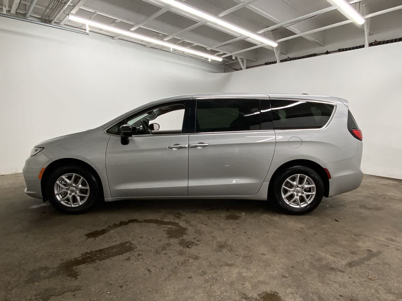 Thumbnail: 2024 Chrysler Pacifica - 3