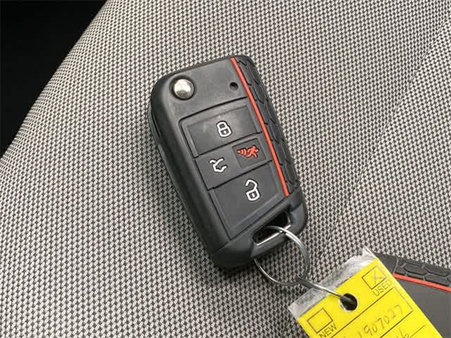 2016 Volkswagen e-Golf SE 28