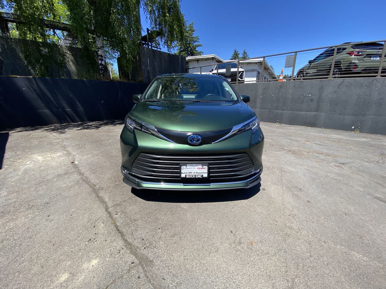 Thumbnail: 2022 Toyota Sienna - 9