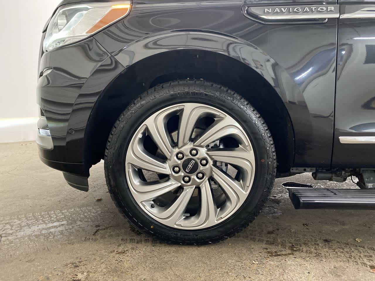 Thumbnail: 2024 Lincoln Navigator L - 11