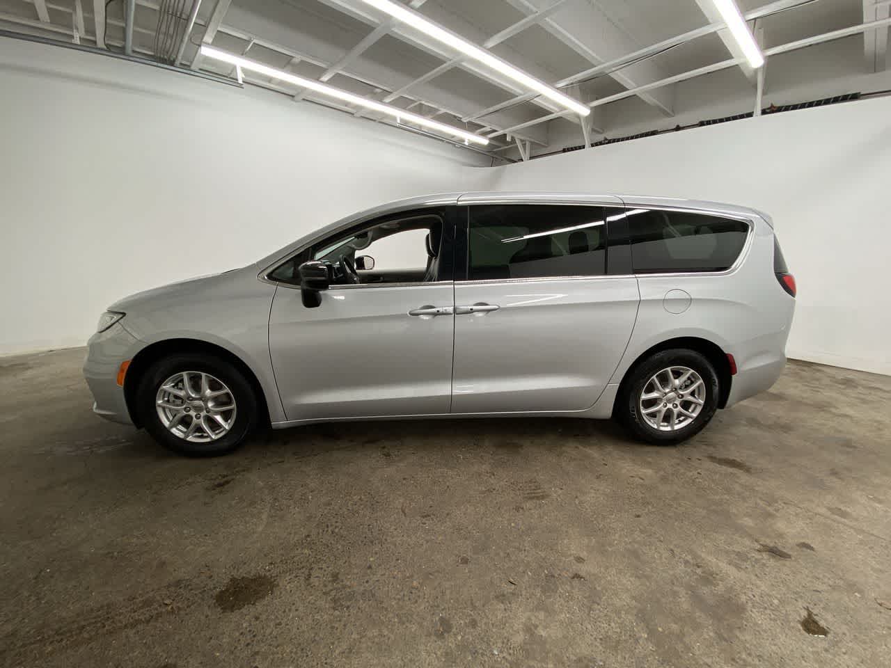 Thumbnail: 2024 Chrysler Pacifica - 3