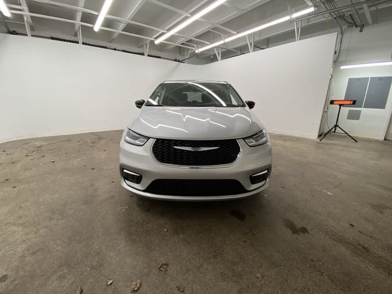 Thumbnail: 2024 Chrysler Pacifica - 9