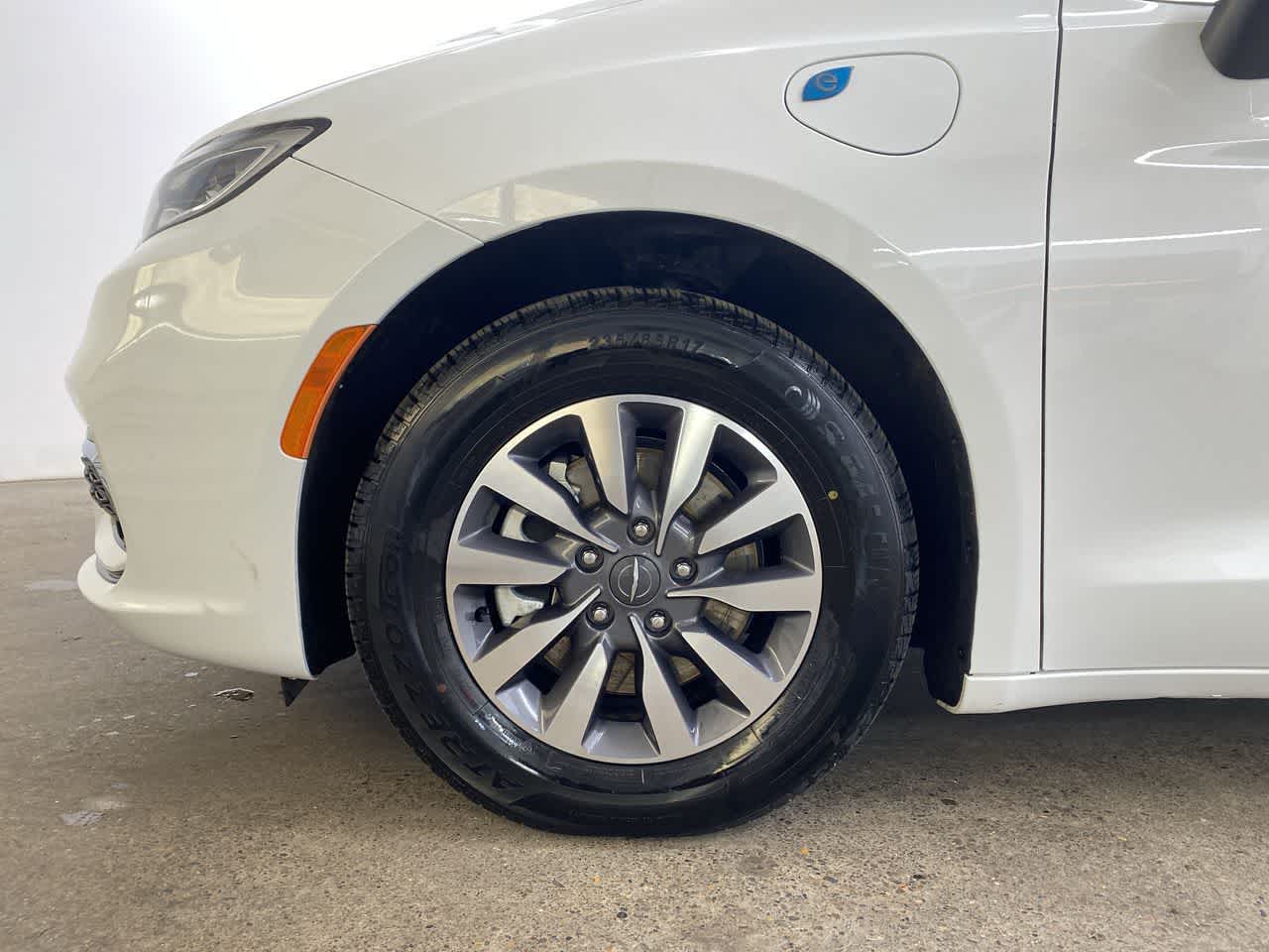 Thumbnail: 2023 Chrysler Pacifica - 12