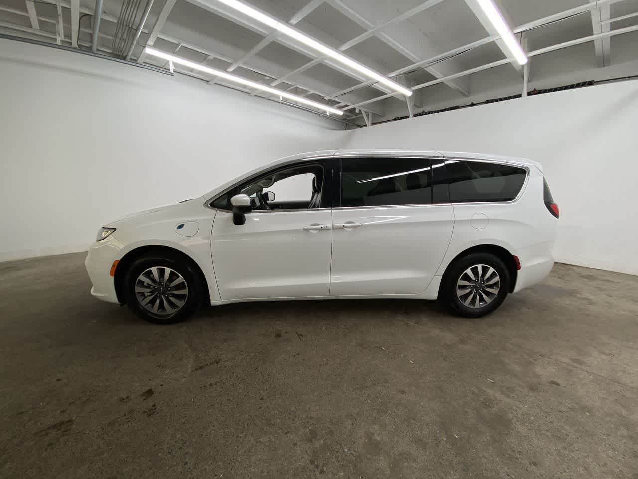 Thumbnail: 2023 Chrysler Pacifica - 3