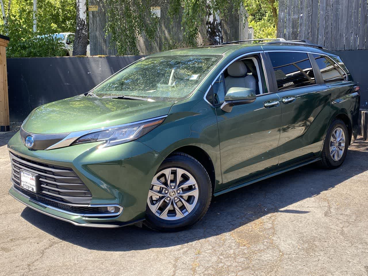 Thumbnail: 2022 Toyota Sienna - 1