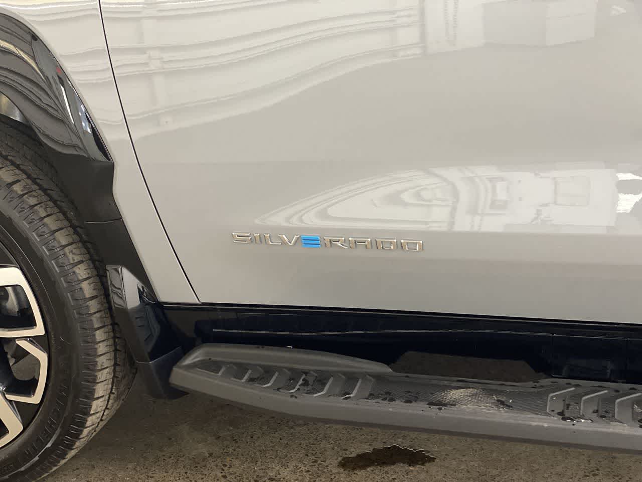 Thumbnail: 2025 Chevrolet Silverado EV - 10