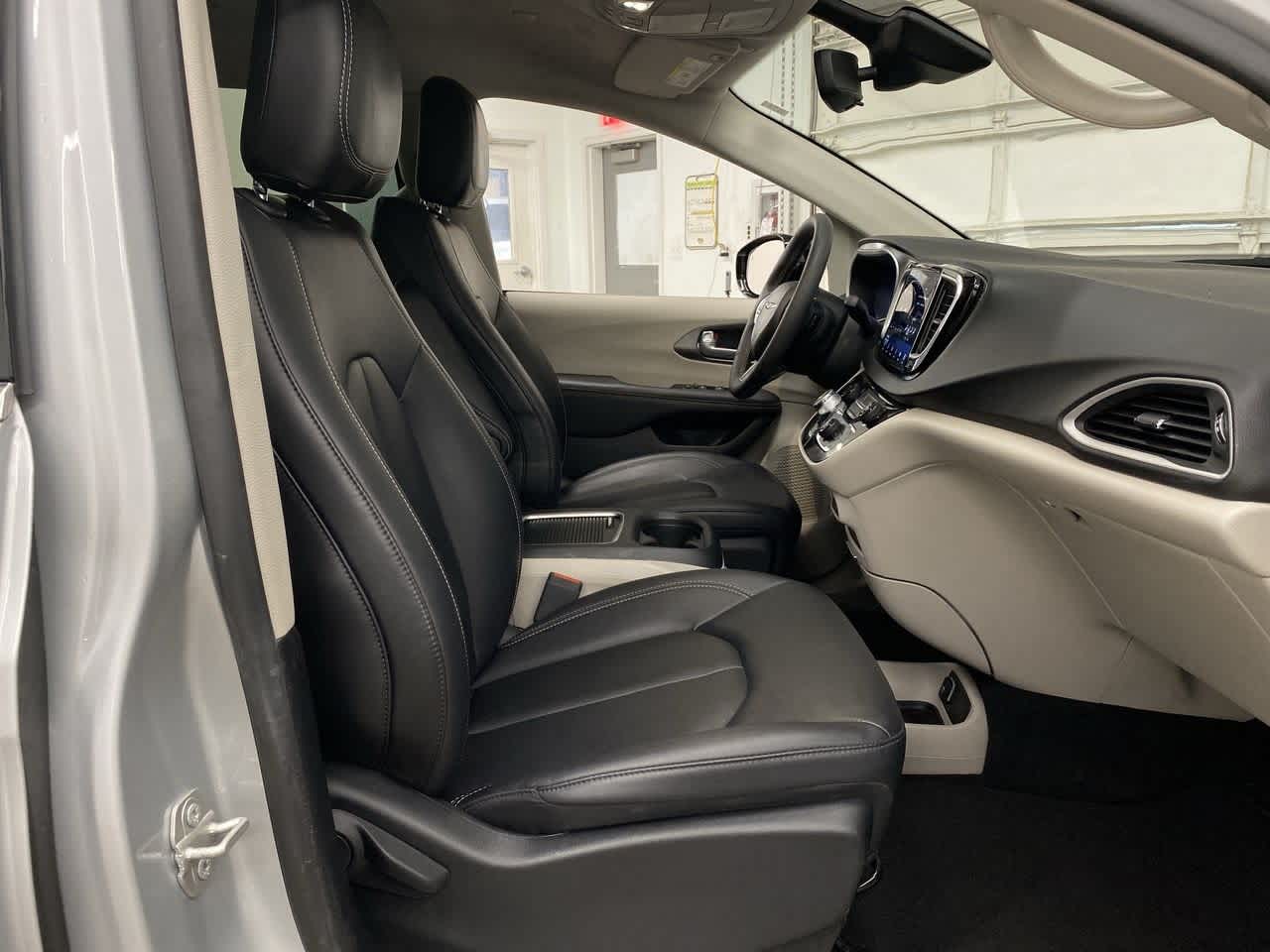 Thumbnail: 2024 Chrysler Pacifica - 18